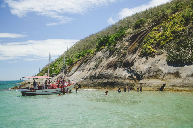 Ilha dos Franceses em Itapemirim ES — paraíso natural com águas cristalinas e farol