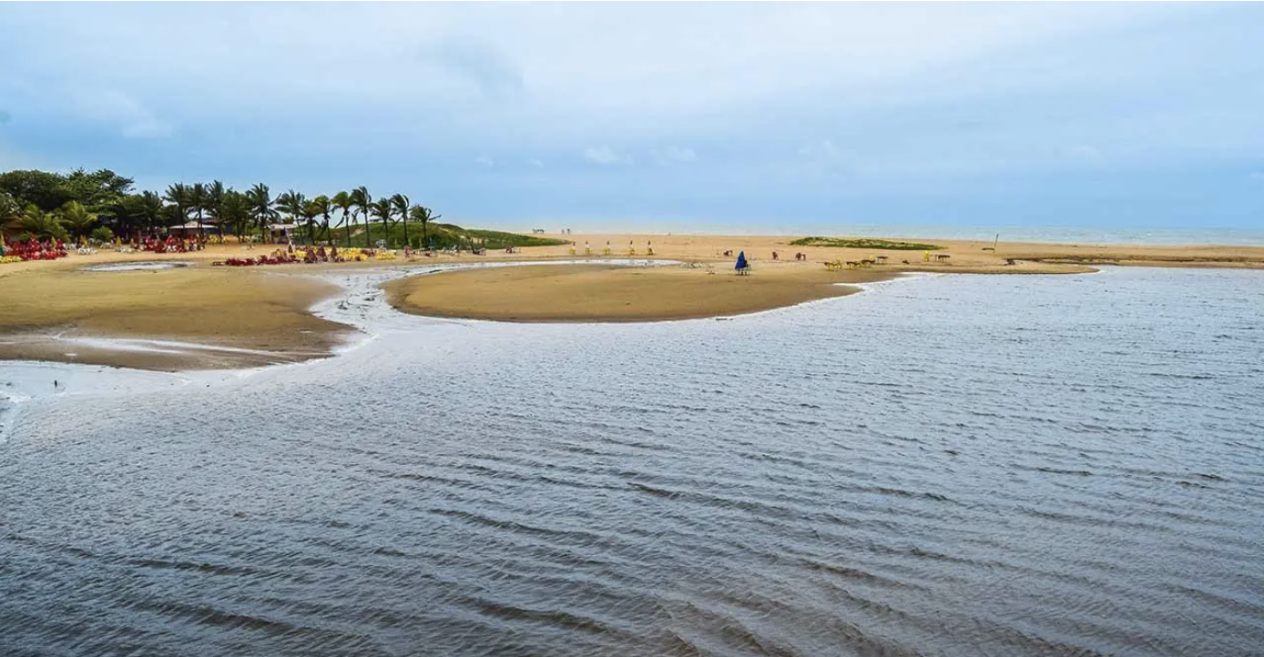 Lagoa do Siri em Marataízes — águas cristalinas à beira-mar com coqueiros