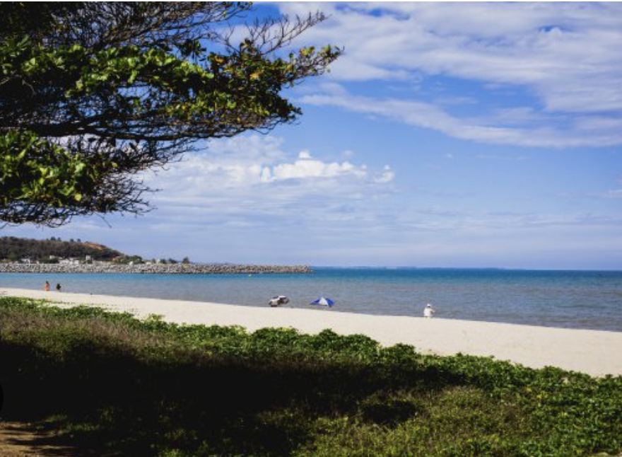Praia de Itaipava em Itapemirim ES — águas esverdeadas e tranquilas no litoral sul