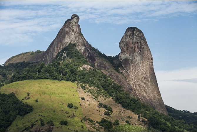 Pedra do Frade e a Freira em Itapemirim ES — montanhas de granito cartão-postal do litoral sul