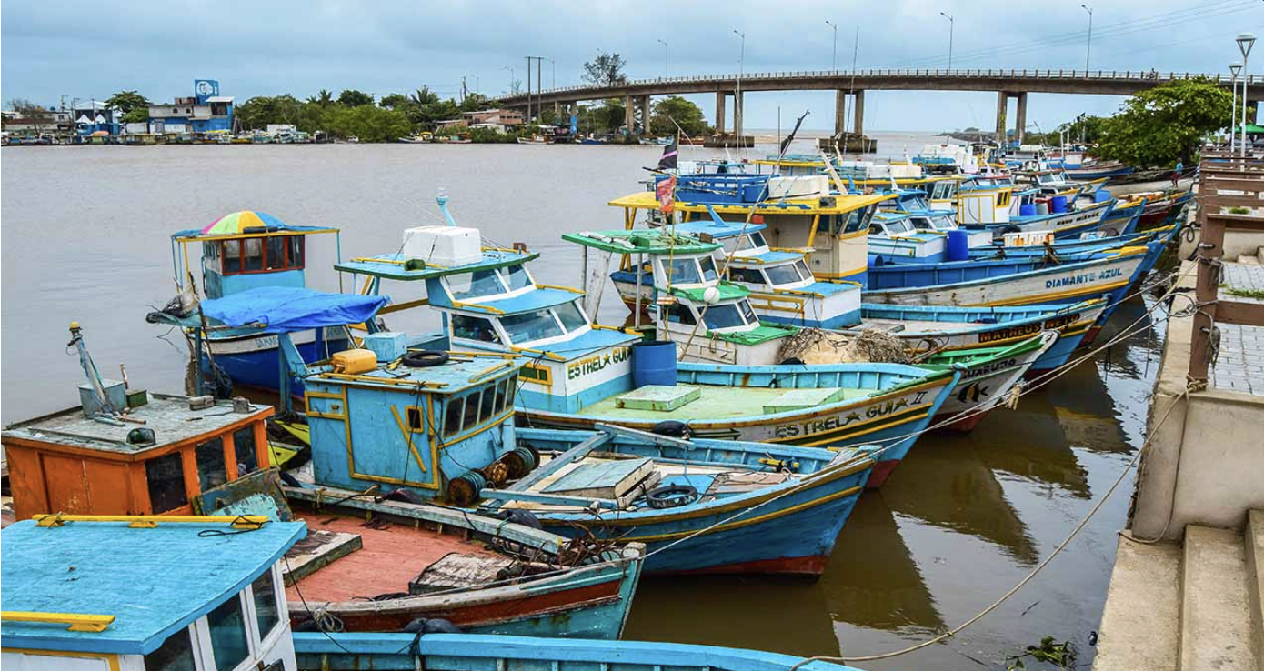 Porto da Barra do Rio Itapemirim em Marataízes — barcos pesqueiros e pôr do sol