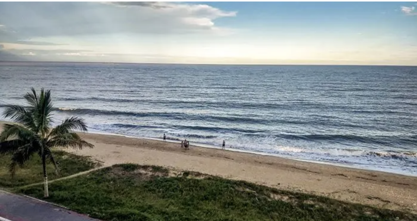Praia da Barra em Marataízes — litoral sul do Espírito Santo