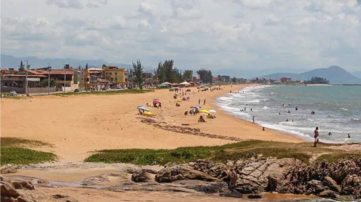 Praia da Cidade Nova em Marataízes — litoral sul do Espírito Santo