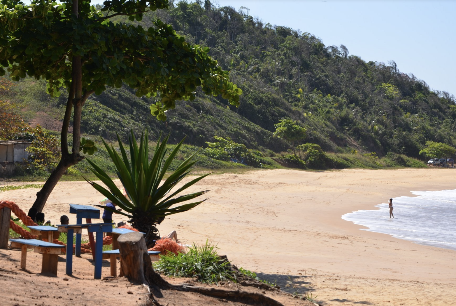 Praia da Gamboa em Itapemirim ES — emoldurada por rochas no litoral sul do Espírito Santo