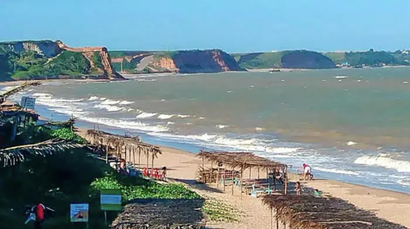Praia de Boa Vista do Sul em Marataízes — lagoa e falésias no litoral sul do ES