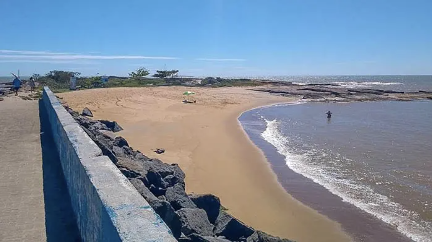 Praia do Itaputera em Marataízes — pequena praia em ilha com acesso por píer