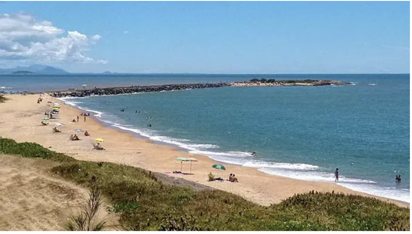 Praia dos Namorados em Marataízes — litoral sul do Espírito Santo
