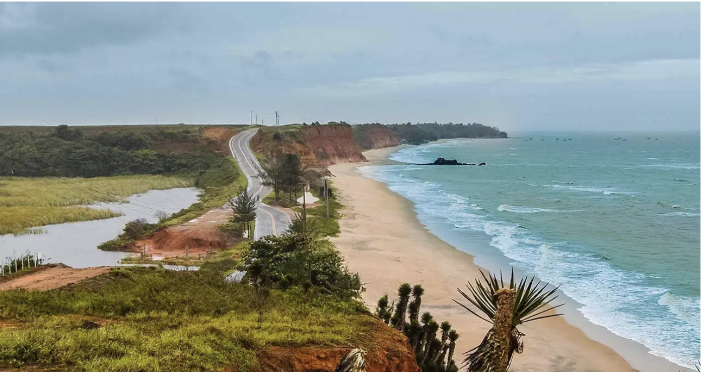 Praia das Falésias em Marataízes — falésias de até 40 metros no litoral sul do ES