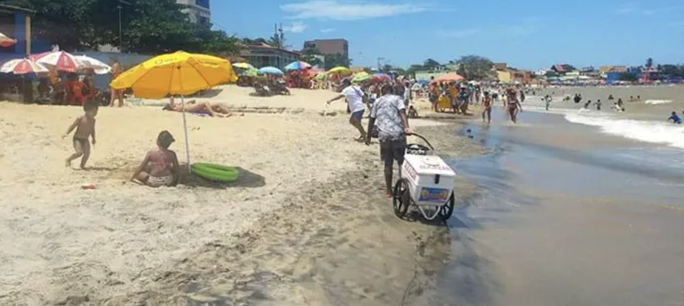 Praia da Areia Preta em Marataízes — areia escura e águas esverdeadas no litoral sul do ES