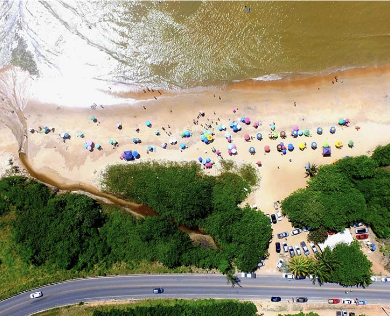 Praia das Pitas em Marataízes — areia clara e vegetação nativa no litoral sul do ES
